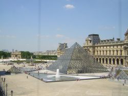 Pyramida v Louveru