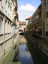 Vodními kanály připomíná toto městečko Benátky.