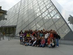Před Louvrem